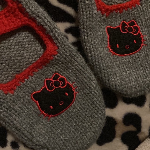 Hello kitty slippers - Picture 2 of 5